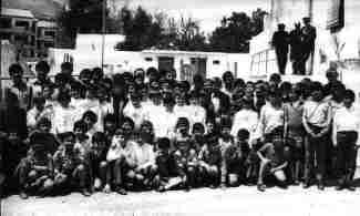 Grupo de alumnos residentes en los primeros años de la Escuela-Hogar